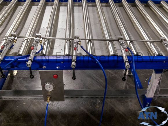 Peircing-pliers attached at the roller conveyors